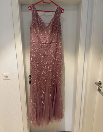 Robe de soirée longue rose avec broderies bon état