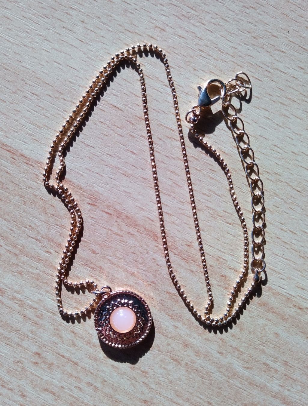 Catenine: Goldfarbene Halskette mit Anhänger / Modeschmuck – Nuovo e nell'imballaggio originale da Jona venduto da Argus36 1