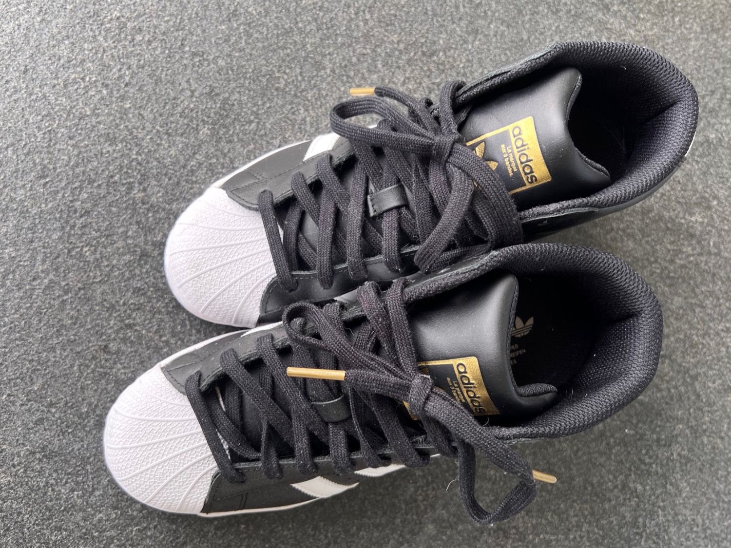 Adidas Chaussures femmes: Basket Adidas Superstar noir – D'occasion à Pully par sunaddict