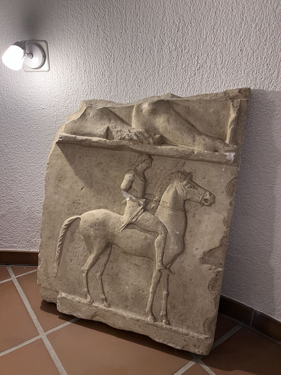 Statuette: Relief mit Reiter und Figuren – Usato da Bern venduto da Ricardolini