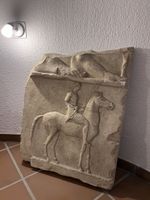 Relief mit Reiter und Figuren