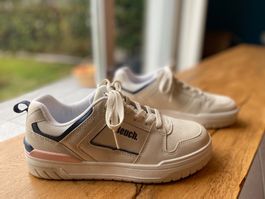 Sneakers Bench