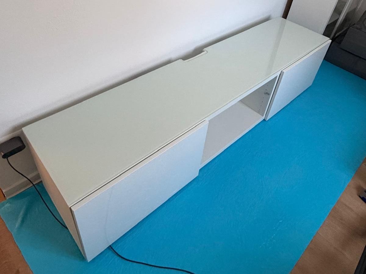 Ikea Mobili TV: TV-Möbel weiss mit Glasplatte (inkl. Wandbefestigung) – Usato da Aarwangen venduto da Pattrik