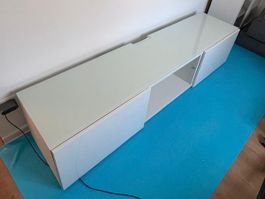 TV-Möbel weiss mit Glasplatte (inkl. Wandbefestigung)