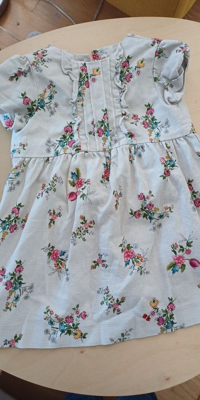Zara Kleider & Röcke: Sommerliches Blumenkleid Zara 104 – Gebraucht aus Riniken von Lessy-