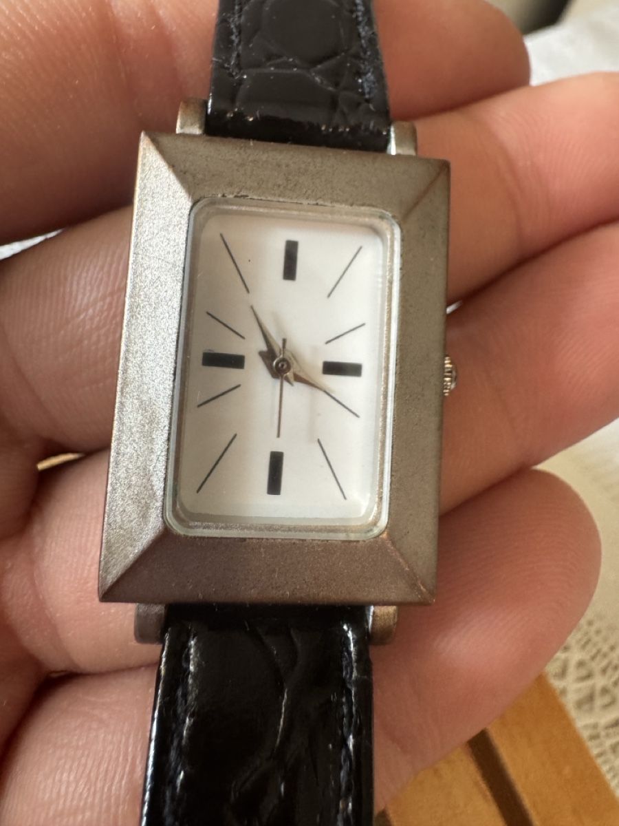 Uhren: Rectangular Wristwatch Silver Tone  – Gebraucht aus Gerlafingen von naj_vj8s