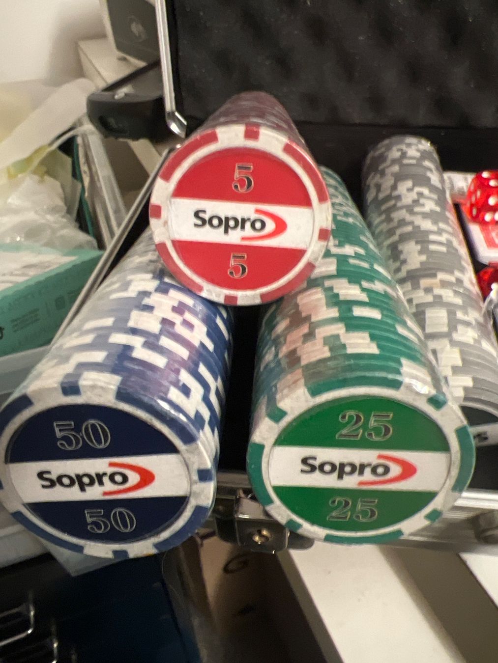 Giochi: Pockerset Chips mit Koffer – Nuovo (secondo la descrizione) da Egg b. Zürich venduto da SwissTradingAgency 4