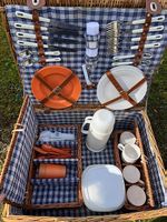 Caisse en osier camping vintage 