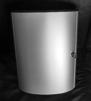 Klein Schrank aus  Aluminium und Kunstoff