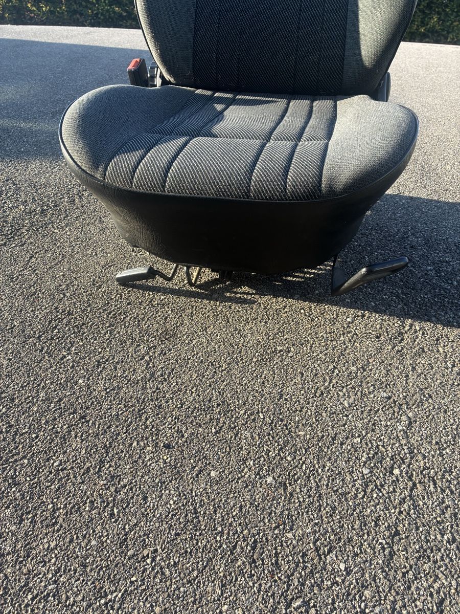 VW Alle Autoersatzteile: Golf 2 Fahrersitz  – Gebraucht aus Appenzell von ral_2dvf 3