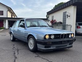 BMW E30 320i