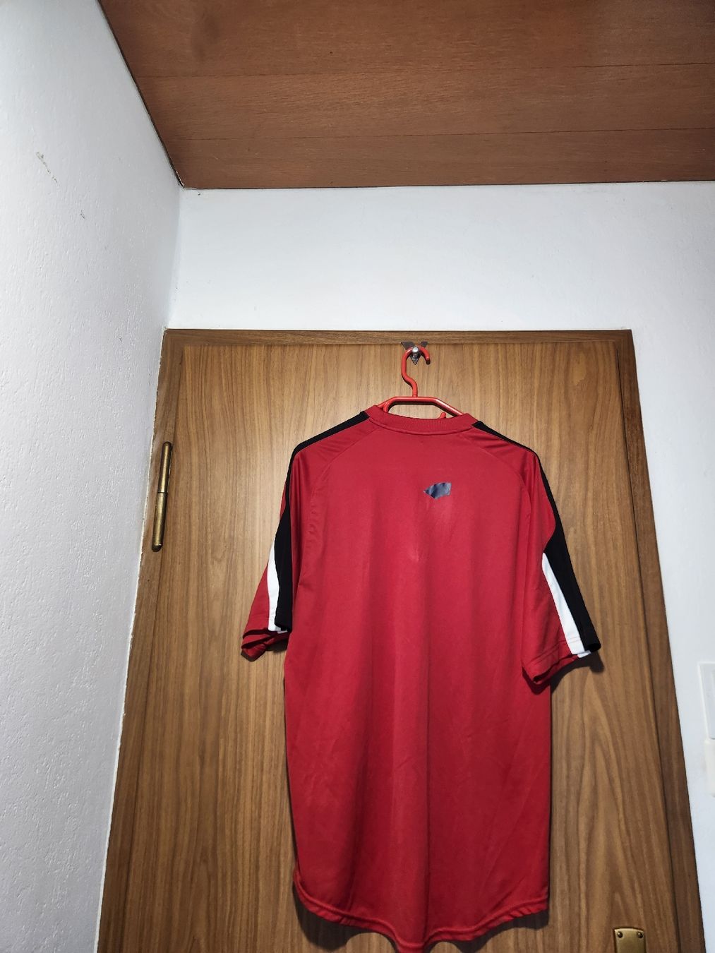 Nike T-shirt: T-shirt Nike rouge taille L  – Usato da Niedergösgen venduto da Eva2410 1