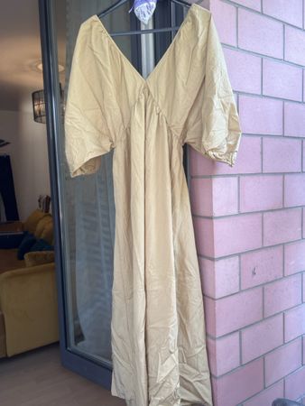 Kleid beige V-Ausschnitt kurze aermel lang Grösse M neu