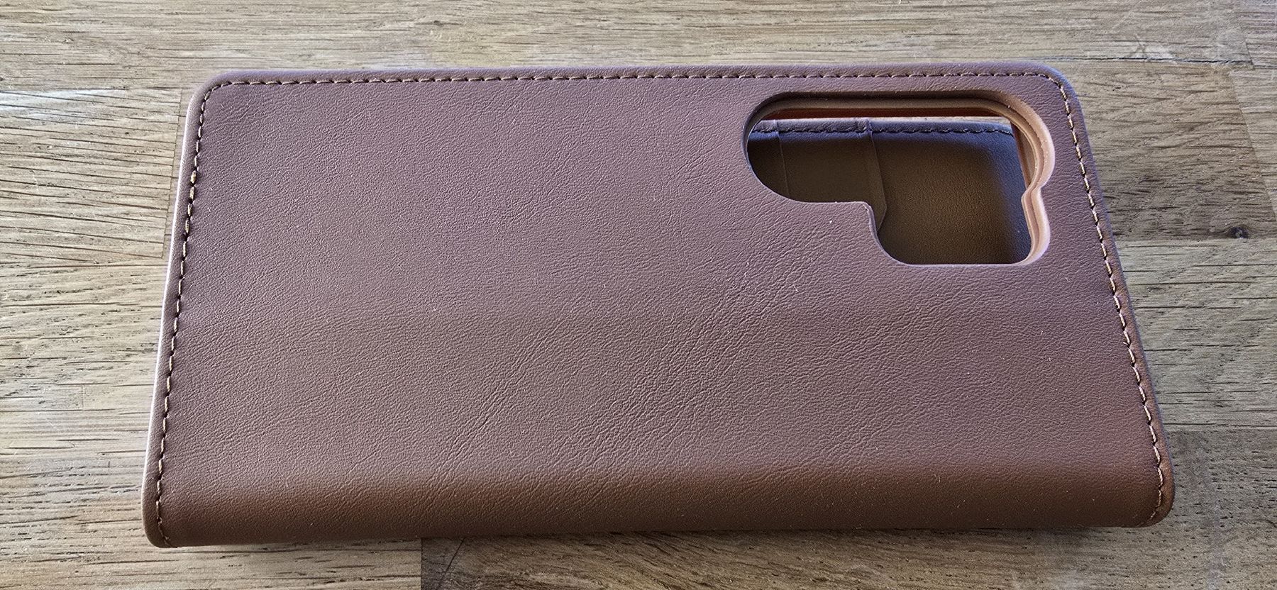 Samsung Cover & Protezioni schermo: Samsung Galaxy S24 Ultra Lederhülle – Nuovo e nell'imballaggio originale da Emmetten venduto da Amelandrea 2