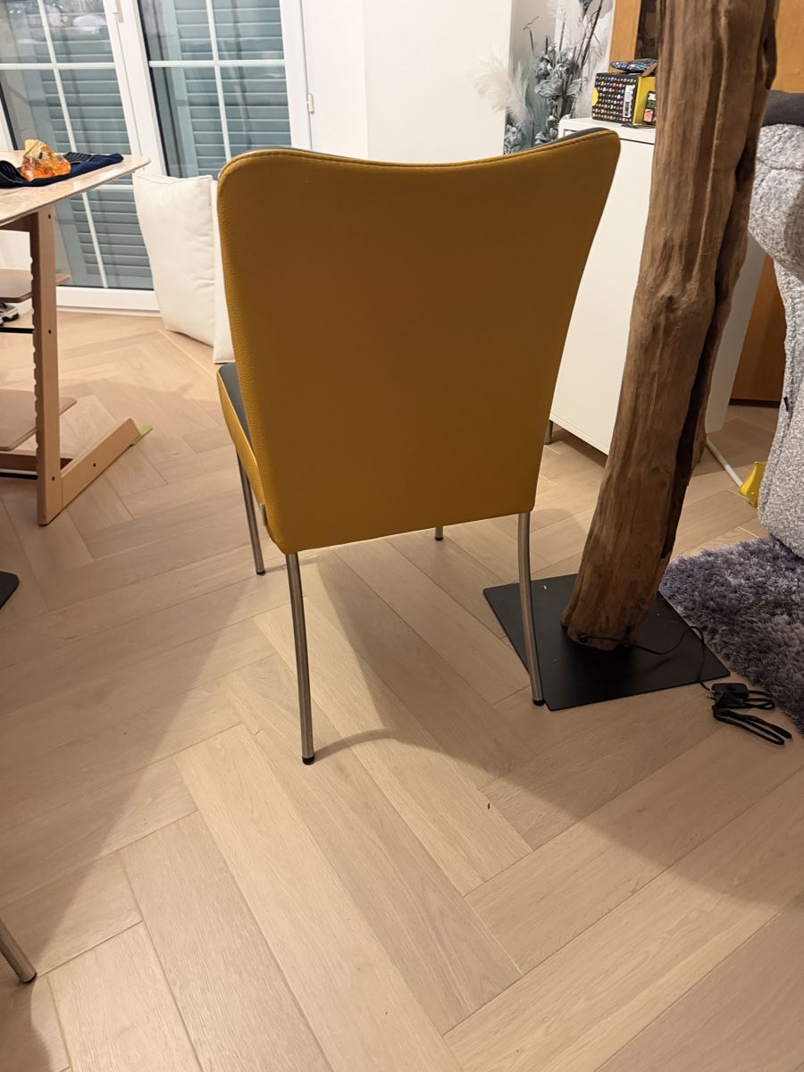 Stühle: Trois chaises cuir grises et jaune moutarde  – Gebraucht aus Founex von ann_z27t 3