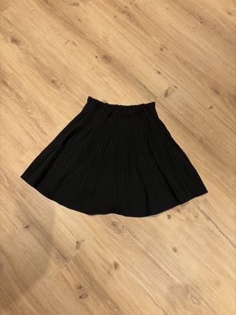 Plissierter Rock von Zara in Schwarz Grösse S neuwertig