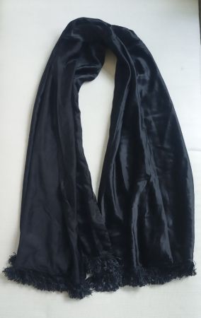 Eleganter Schal aus Satin mit Fransen zu Nile Odd Molly