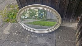 Ovaler Spiegel mit elegantem Rahmen