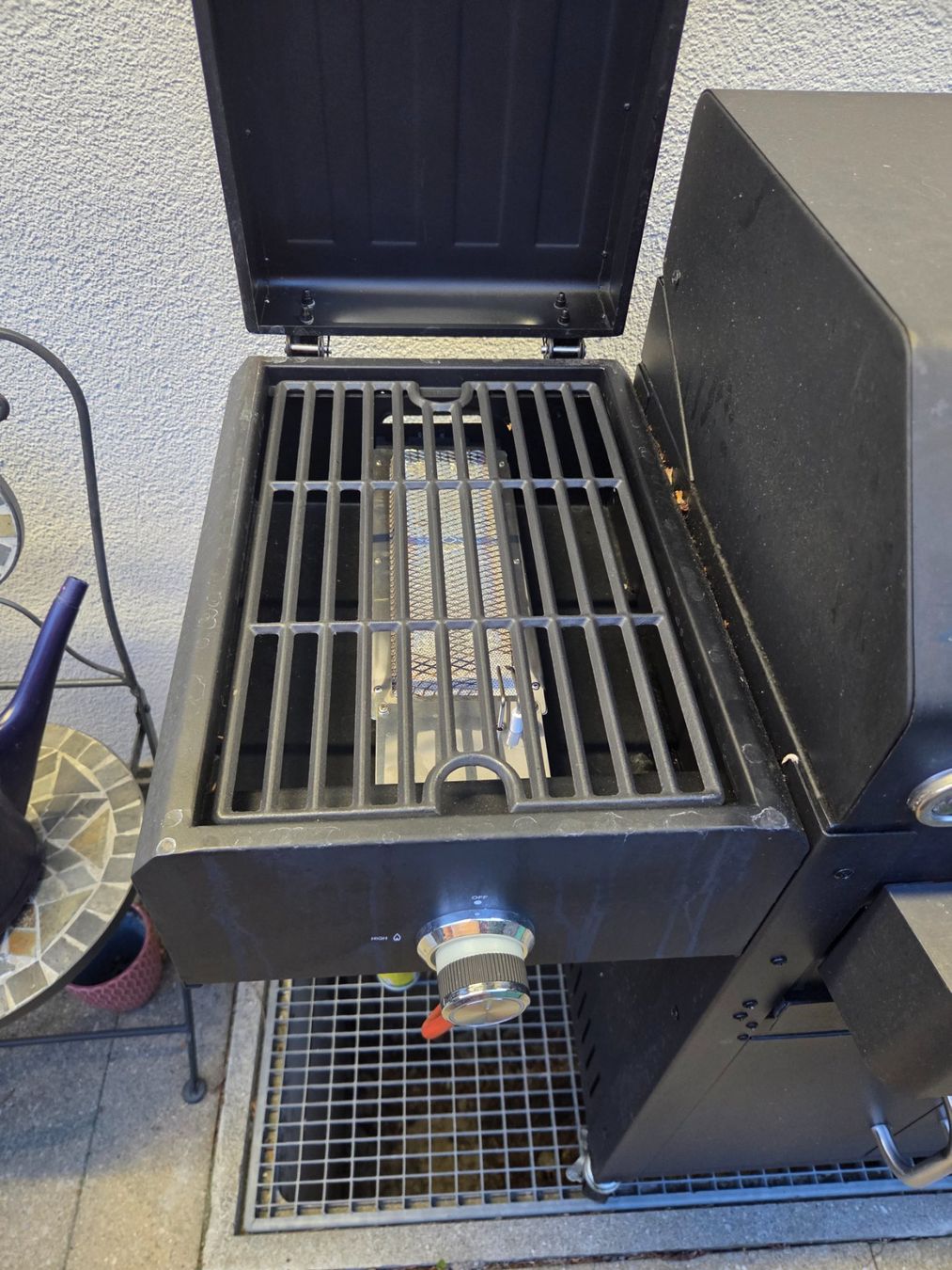 Griglie: Gasgrill mit Smoker – Usato da Herisau venduto da mischa30 7