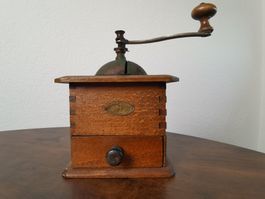 Antike Kaffeemühle aus Holz – Vintage Charme