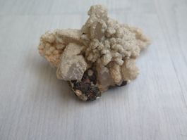 Quarz Stufe mit Pyrit und Dolomit