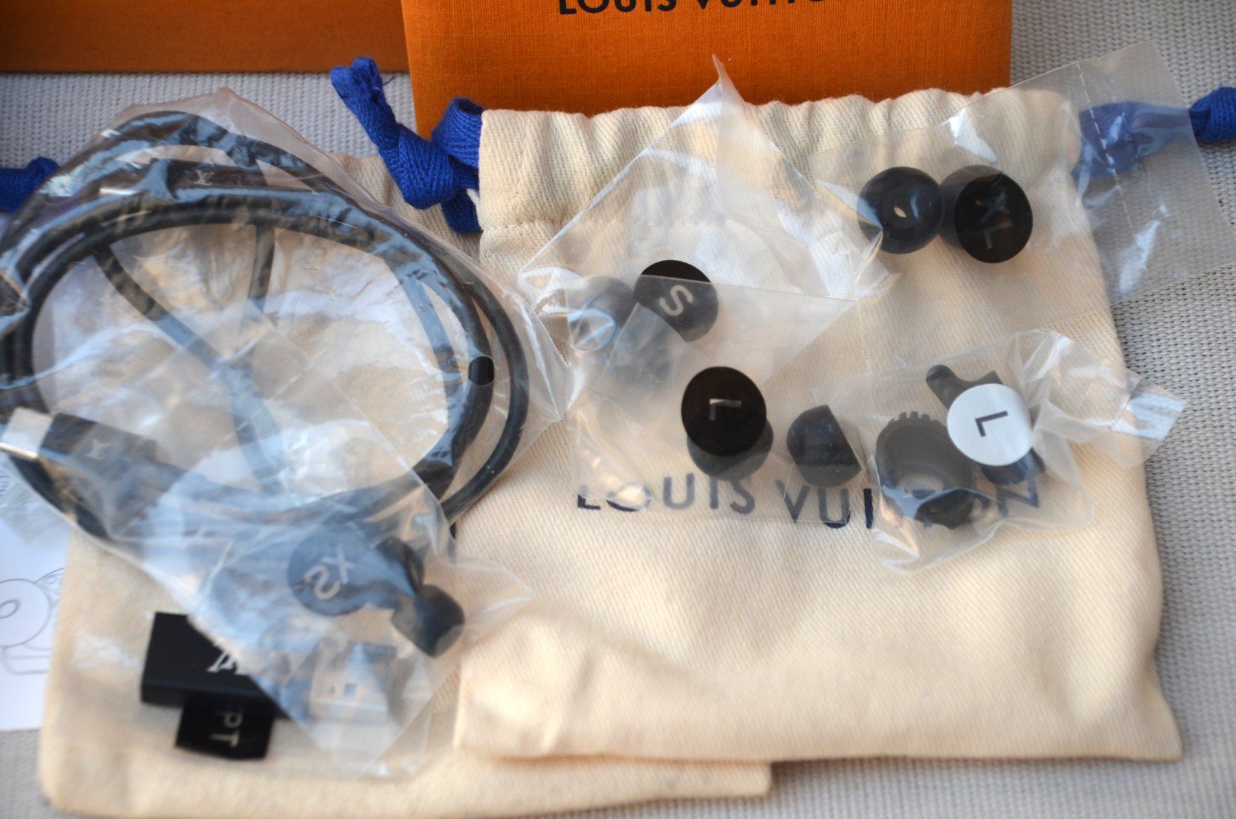 Kopfhörer: Louis Vuitton Kopfhörer / écouteurs – Gebraucht aus Collonges von Auganien 4