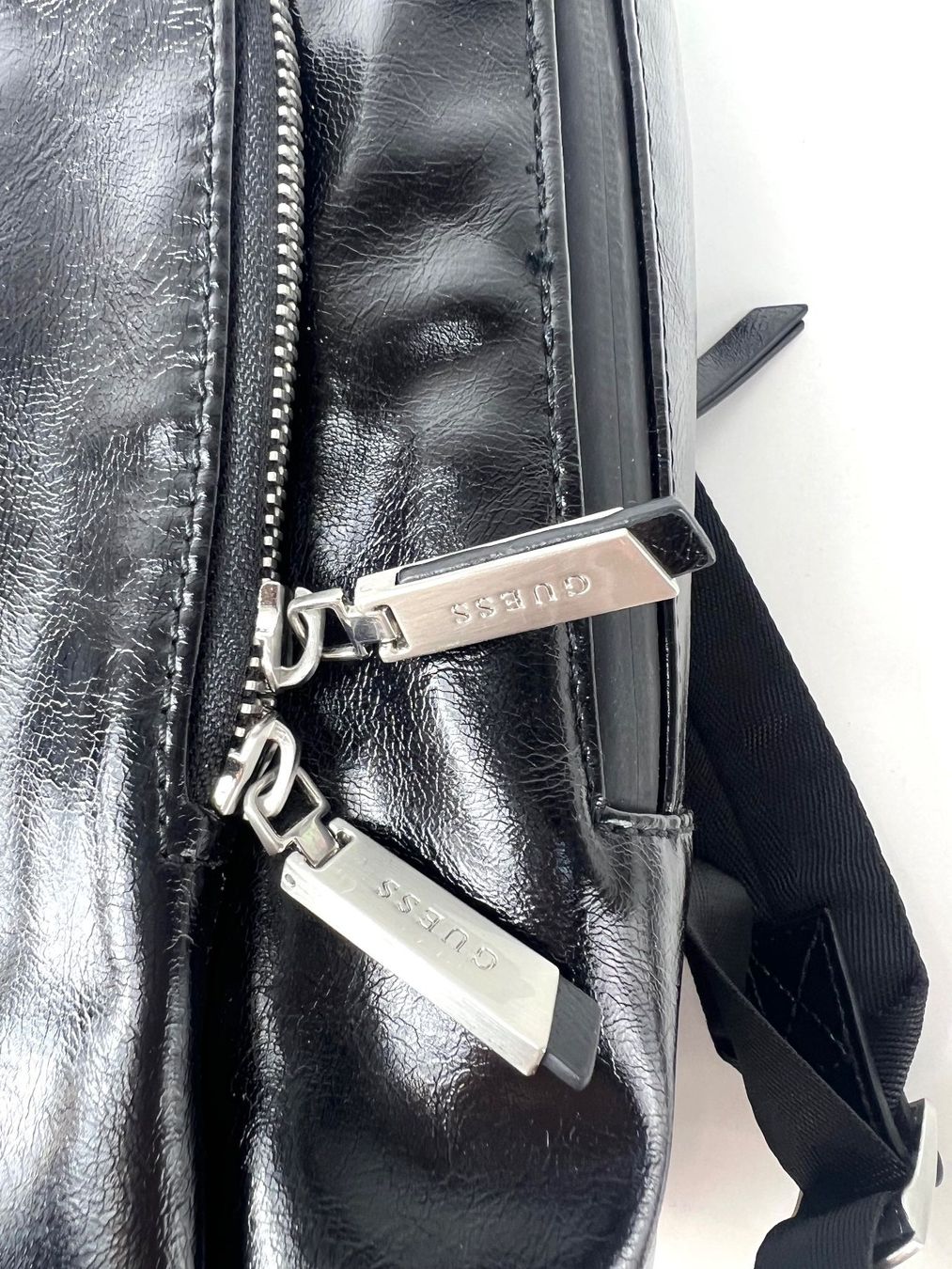 Guess Zaini: GUESS Compact Solid Rucksack (Schwarz) – Usato da Zürich venduto da Arche_Brockenhaus 7