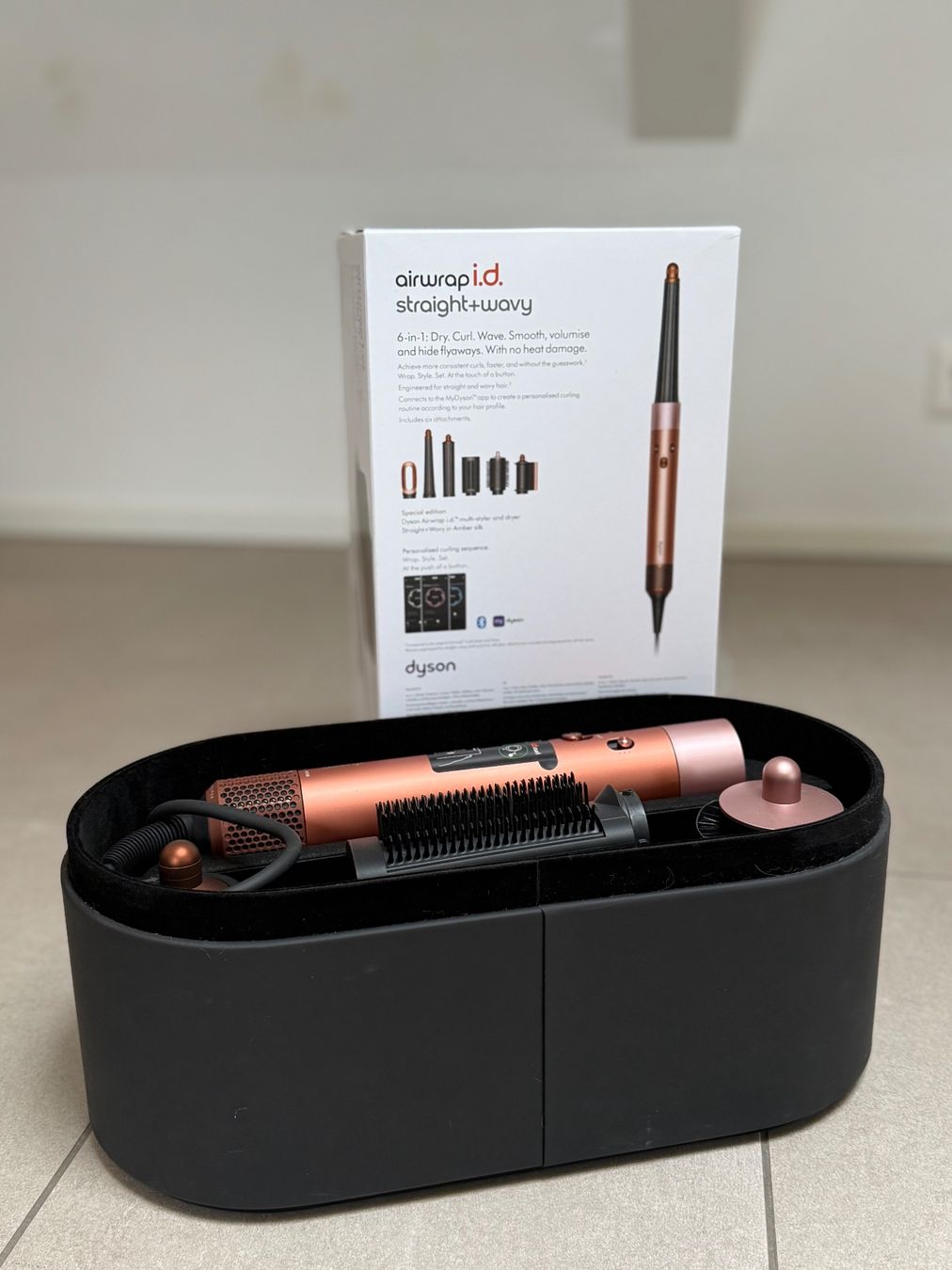 Dyson Piastre & Arricciacapelli: Dyson Airwrap i.d. Straight+Wavy Amber Silk – Nuovo (secondo la descrizione) da Rotkreuz venduto da gismo_83