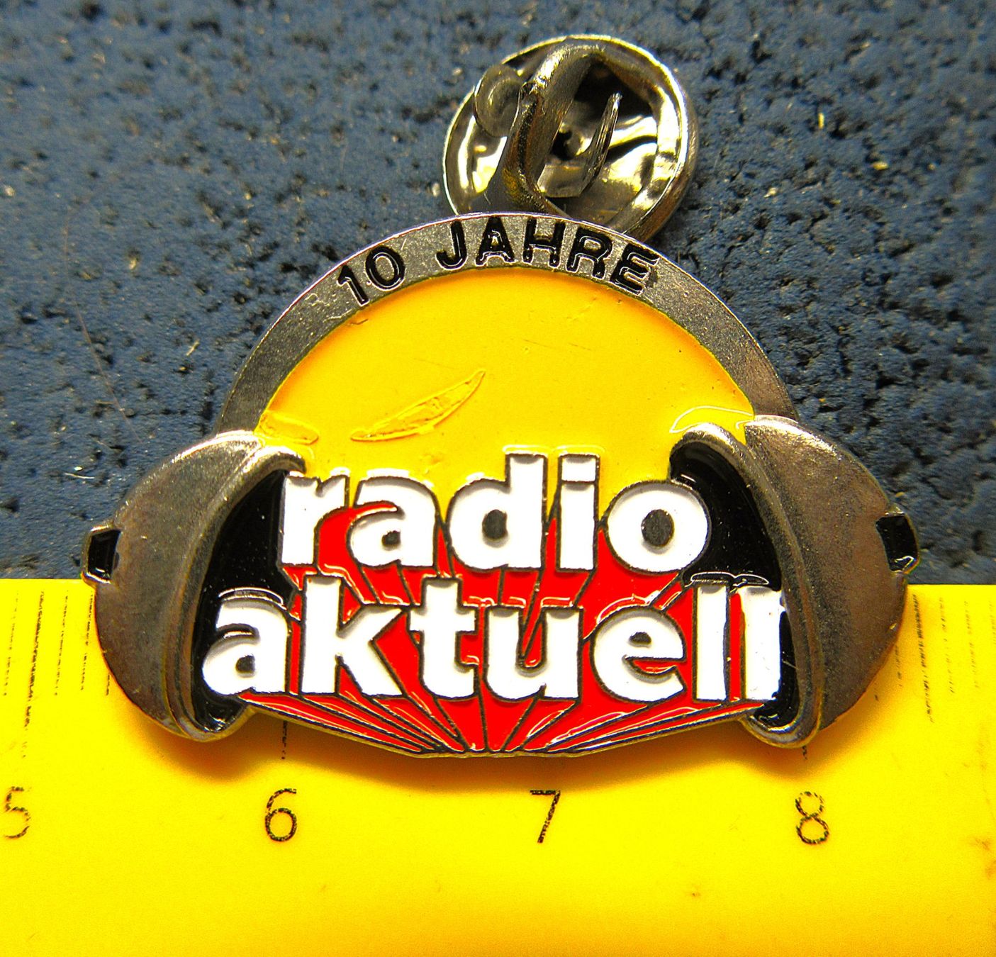 Swiss Placchette & Badge: RADIO AKTUELL KOPFHÖRER PIN+ – Usato da Ettingen venduto da Hausi4711