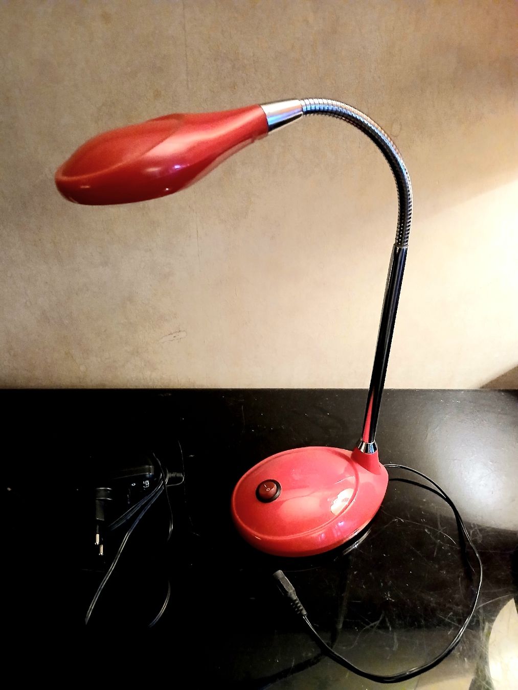 Lampade: Lampe led de bureau ou de lecture, dirigeable  – Nuovo (secondo la descrizione) da LE MONT-SUR-LAUSANNE venduto da CHOCO04