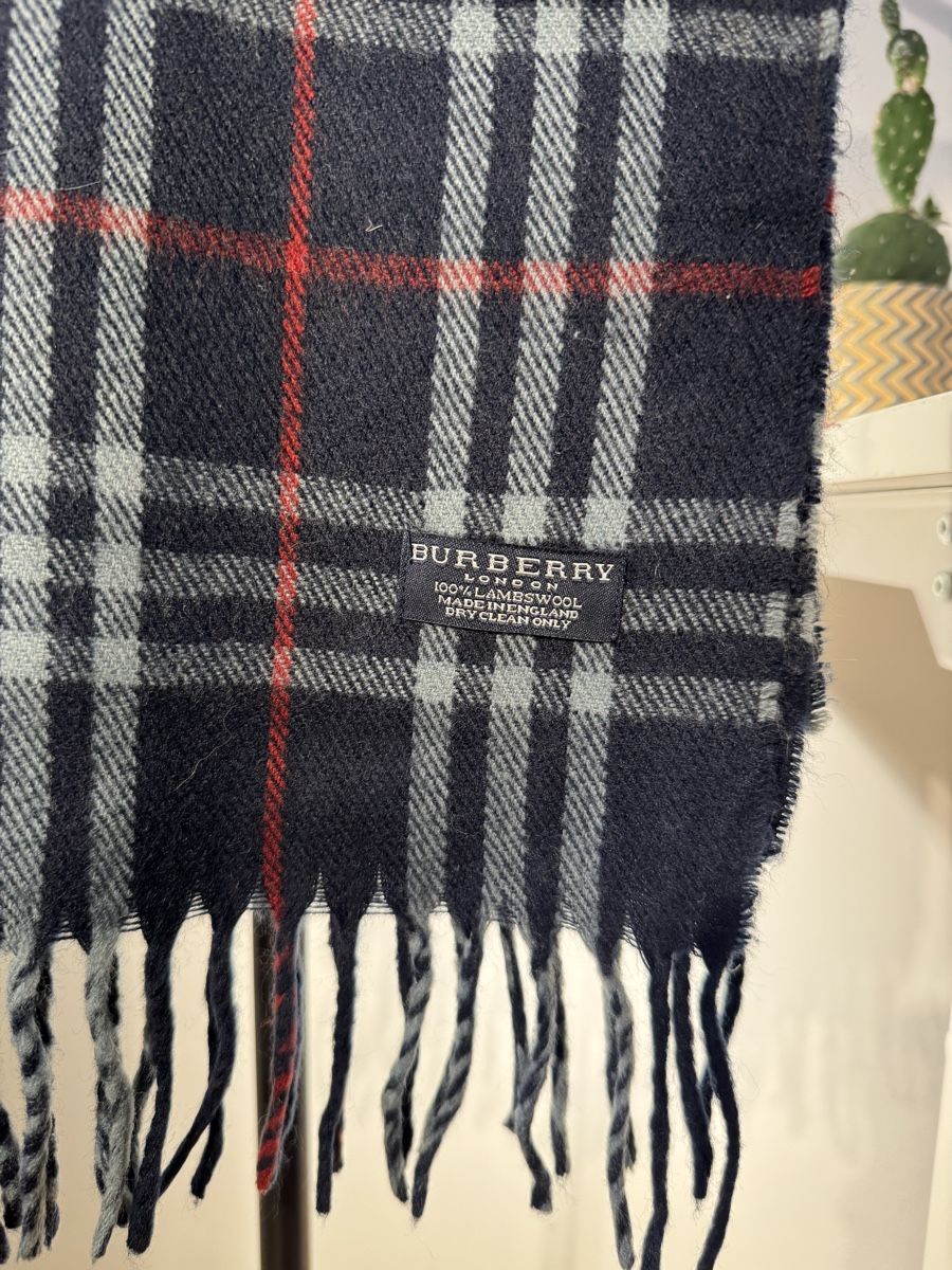 Burberry Foulard & Sciarpe: Écharpe Burberry originale – Usato da St-Maurice venduto da Nikitas_P 1