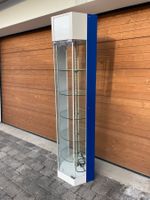 Exklusive Vitrine-mit Rollen, beleuchtet, 5 el. Glastablare!