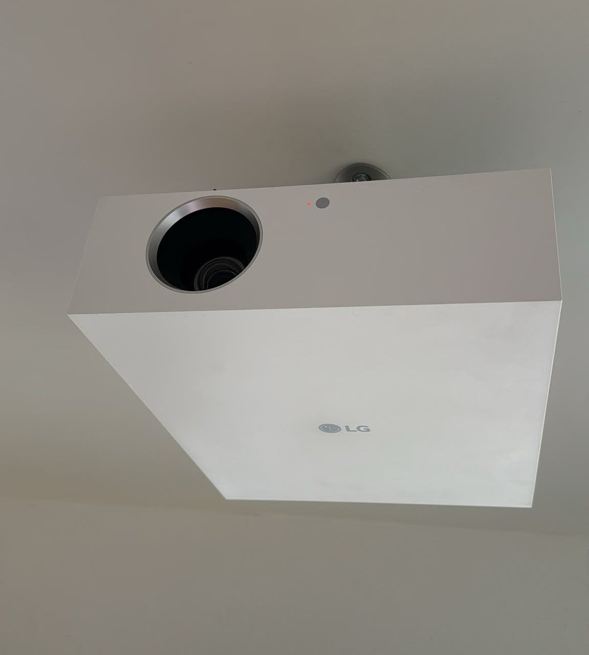 LG CineBeam AU810PW 4K Laser Beamer weiss, top Zustand (Gebraucht) in ...