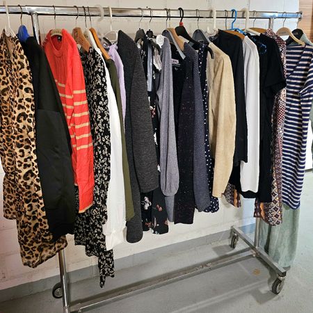 Kleiderpaket ca bis150 Stk.Grösse L und paar andere XL 