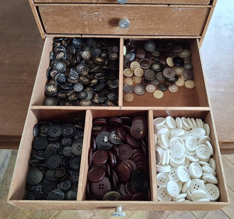 Giochi: Grosse Knopfsammlung mit Holzbox & Musterordner – Usato da Rüti ZH venduto da Liliane_market 8