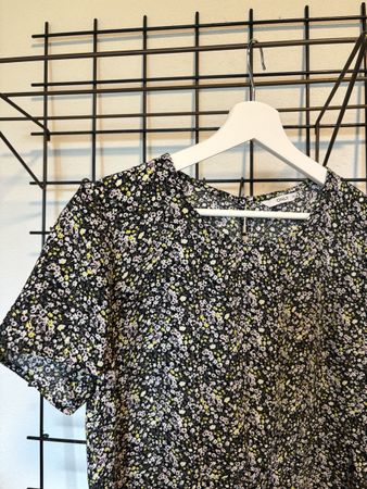 Sommerliches Blumenkleid von Only, Gr. 38