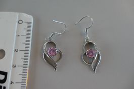 Ohrhänger mit einem rosa Stein