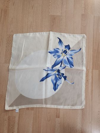 Foulard Esprit en soie motif floral blanc et bleu