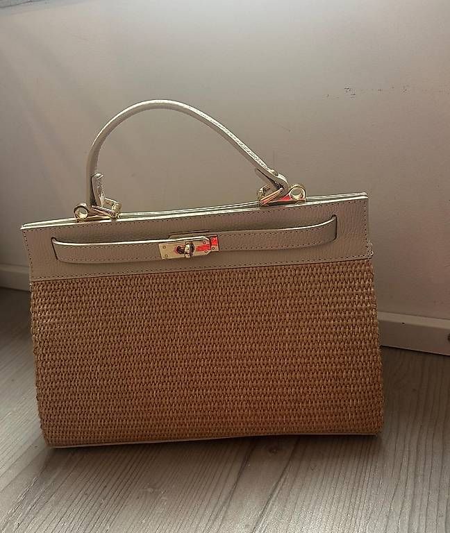 Taschen für Damen: Handtasche – Gebraucht aus Wauwil von est_r5td