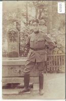Armee Suisse - Soldat vor einem Brunnen