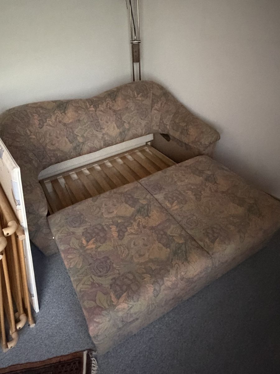 Lits: Altes Bettsofa ab 1.-CHF – D'occasion à Flawil par Scro_ 1