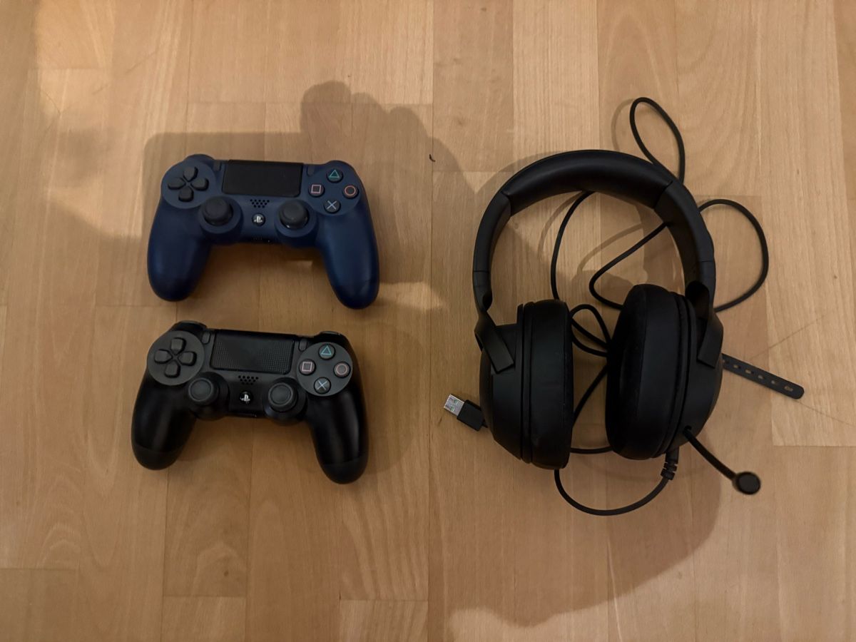 Sony Console: PS4 Pro + 2 Controller + Headset + 4 Spiele – Usato da Heimiswil venduto da HenKnoch 1
