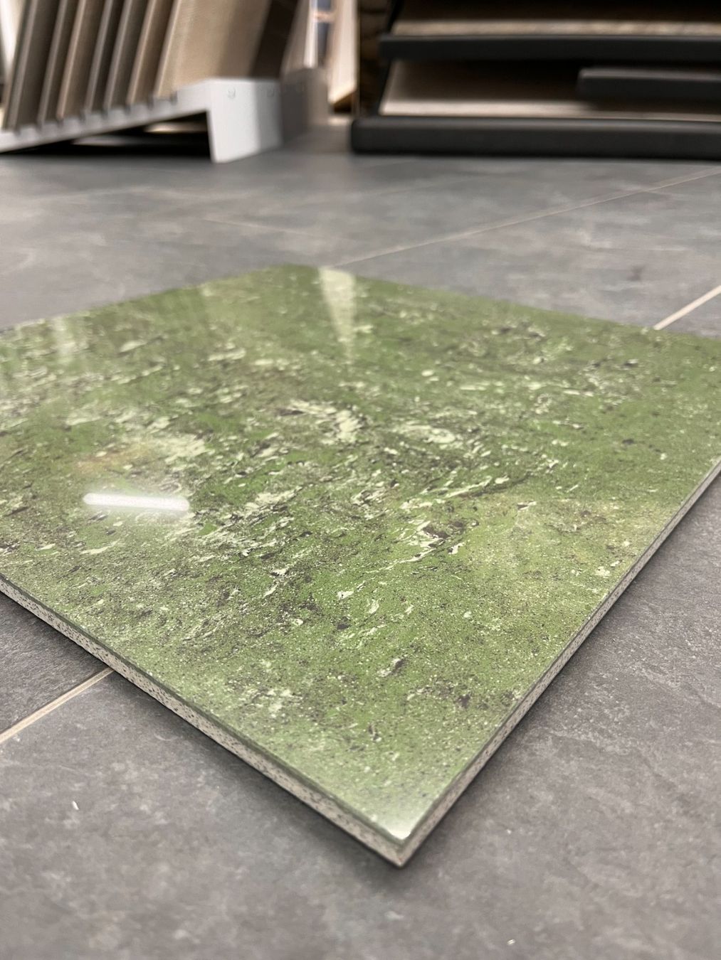 Bodenbeläge: Feinsteinzeug Serpa grün poliert 40x40 – Neu und originalverpackt aus Bichelsee von thoro-plattenhandel 1