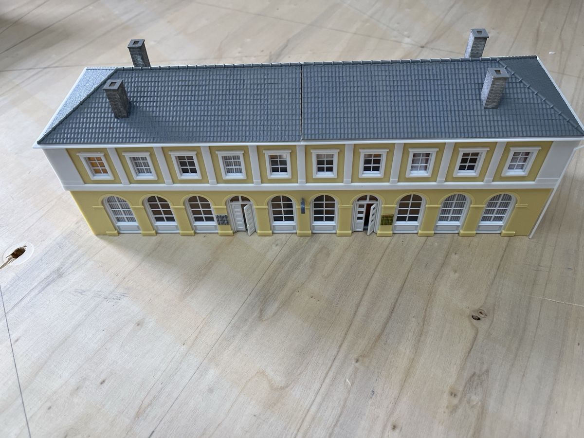 Faller Modelleisenbahnen: Modelleisenbahn Bahnhof gelb – Gebraucht aus Lyss von Gurti1 2