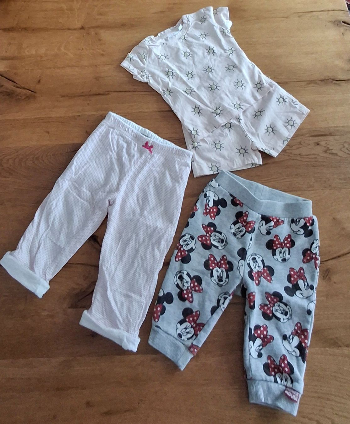 Lotti & Set di vestiti: 2 Babyhosen, 1 Sommerpyjama – Usato da Langenthal venduto da Handstrick