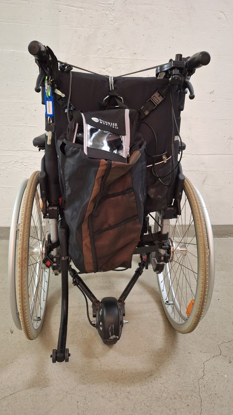 Sedie a rotelle: Elektr.Küschall Rollstuhl Compact mit Schiebehilfe R20 – Usato da St.Gallen venduto da Puppa 3