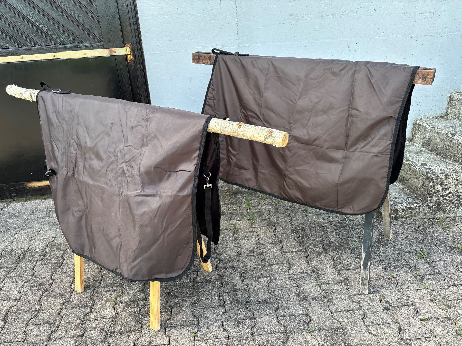 Carrozze: 2 schöne dunkelbraune Fahrdecken – Usato da Feldbach venduto da Fea1 3