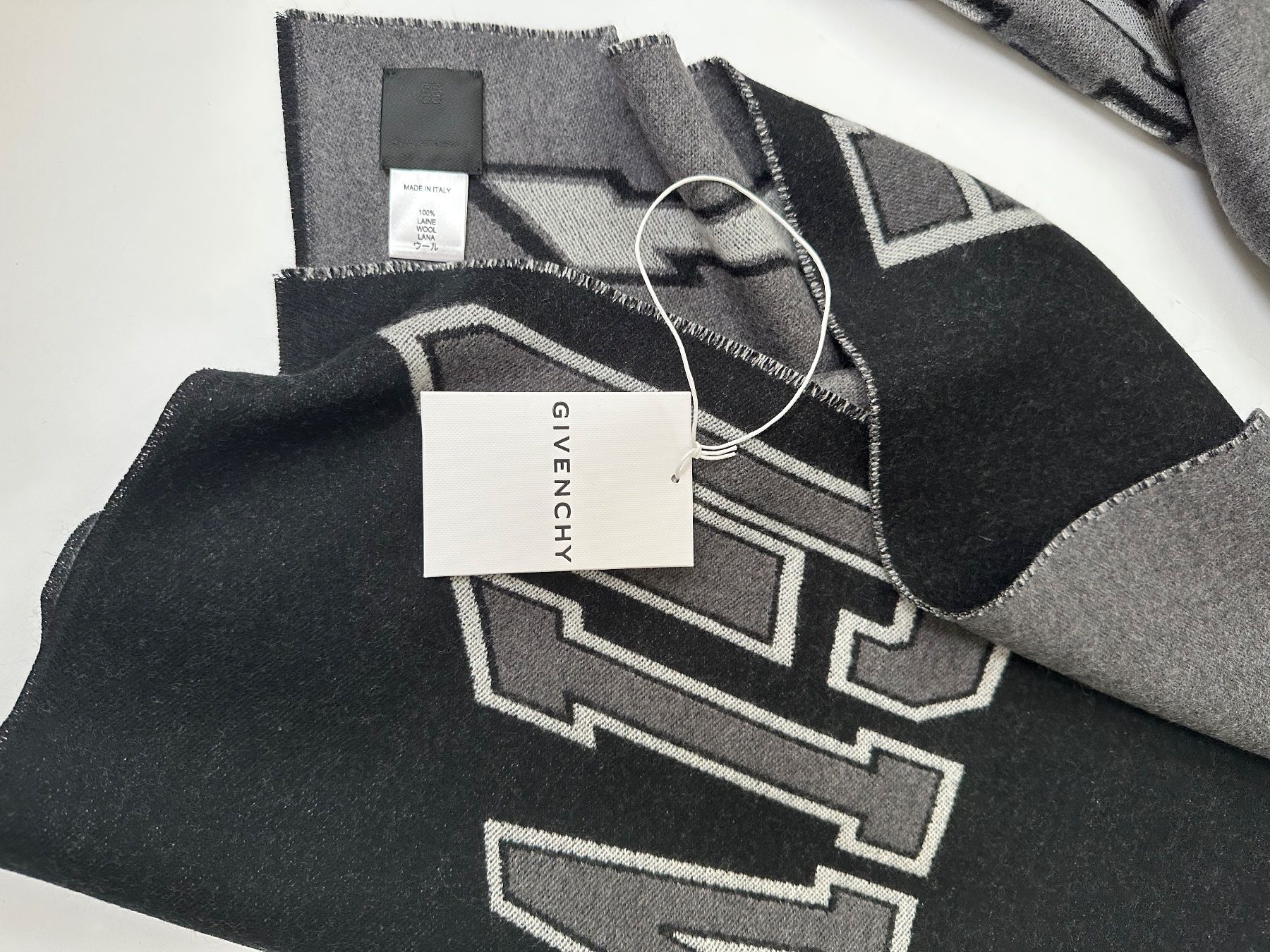Givenchy Foulards, Tücher & Schals: Givenchy sciarpa – Neu und originalverpackt aus Pregassona von Reluxuryspace 5
