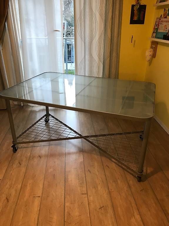 Ikea Scrivanie: Pult, Schreibtisch mit Rollen und Ablagefläche – Usato da Thun venduto da craftswoman