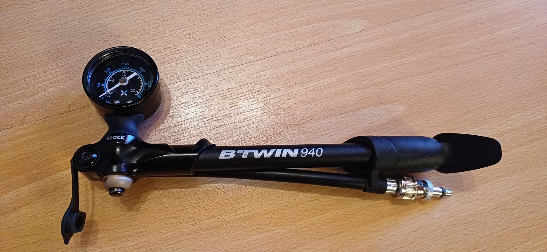 Decathlon Pompe: Dämpferpumpe B'Twin 940 mit Manometer – Usato da Sumiswald venduto da TOM8519